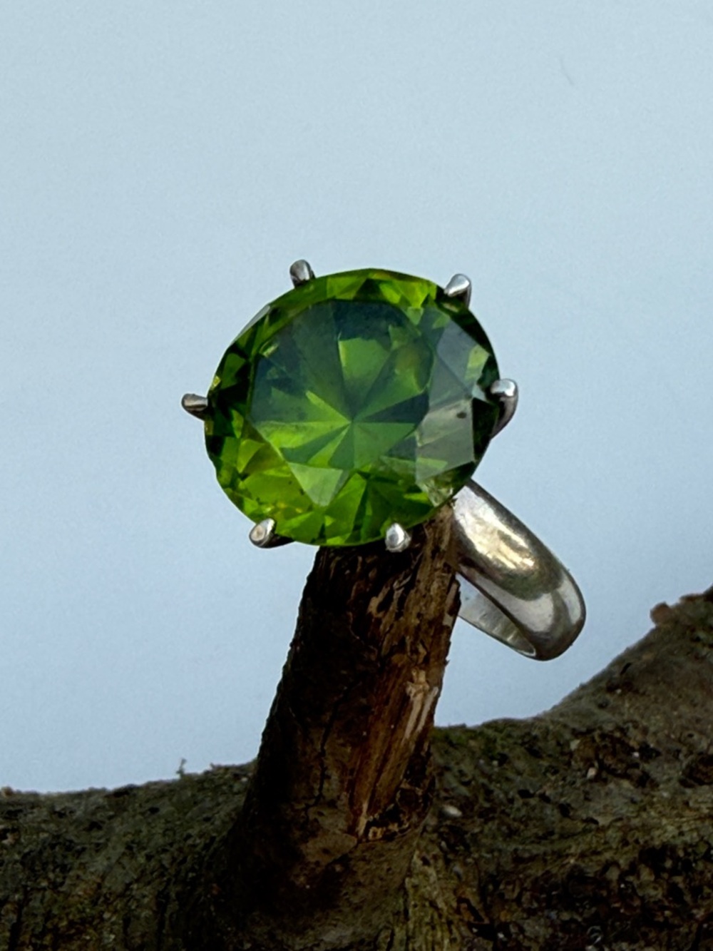 Beautiful Solid Sterling Silver True Bright Green Gemstone Solitaire Ring 925